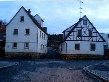 Um diese Gasse geht's: Wenn der Nachbar links sein Auto darin parkt, kommt der Nachbar rechts nicht mehr aus seiner dahinter liegenden Hofausfahrt. Foto: privatUm diese Gasse geht's: Wenn der Nachbar links sein Auto darin parkt, kommt der Nachbar rechts nicht mehr aus seiner dahinter liegenden Hofausfahrt. Foto: privat
