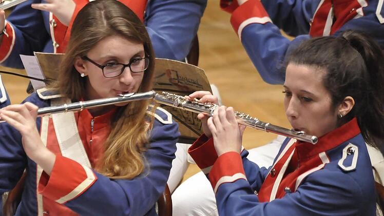 Das Jugendmusikkorps Bad Kissingen spielt den Auftakt zum "Bad Kissinger Winterzauber 2016/ 2017". Foto: Peter Klopf