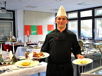 Strahlender Gesamtsieger: Xaver Herforth präsentiert sein Drei-Gänge-Menü aus heimischen Erzeugnissen der Rhön. Foto: Sigismund von Dobschütz