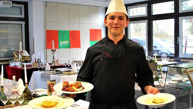 Strahlender Gesamtsieger: Xaver Herforth präsentiert sein Drei-Gänge-Menü aus heimischen Erzeugnissen der Rhön. Foto: Sigismund von Dobschütz