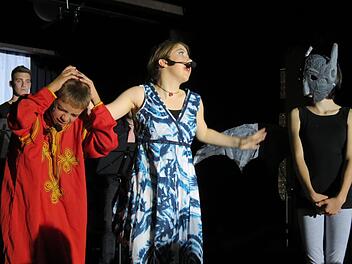 Die Eiskönigin kann böse zupacken. Das bekommt Aladdin zu spüren. Doch am Ende sind sie sich nah. Märchenhaft eben - wie das Sommerkonzert des Hammelburger Frobenius-Gymnasiums. Foto: Doris Bauer