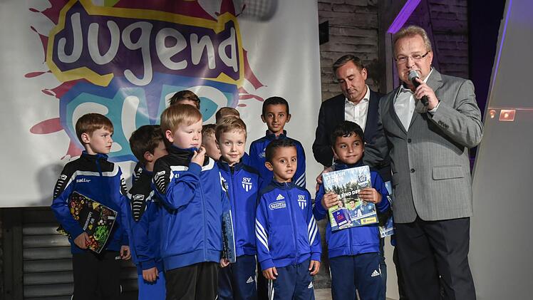 Der Ketschendorfer Nachwuchs präsentierte mit dem Vorsitzenden Michael Schulz und Jugendleiter Michael Eckelt (r.) sein Sammelalbum.