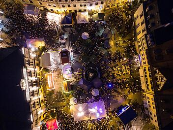 Sollten die Temperaturen stimmen, flanieren auch in den späten Abendstunden Tausende Besucher durch die Straßen Kulmbachs und genießen das Flair des Altstadtfestes mit seinen Bühnen und Musikern.A, Muck