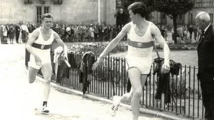 1965 vor der Ehrenburg beim Staffellauf: Gerhard Brunner aus Bad Rodach übergibt für die Coburger Turnerschaft den Stab an Ulrich Zetzmann (rechts). Beide Ausnahmesportler errangen zahlreiche nationale und internationale Titel. Fotos: CT-Archiv