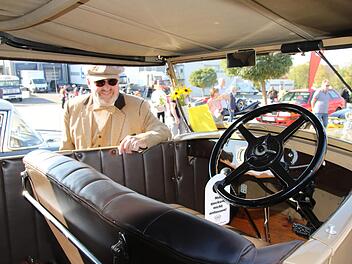 Der stolze Besitzer Detlev Petz mit seinem Studebaker "Erskine" Foto: Michael Stelzner