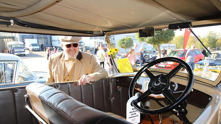 Der stolze Besitzer Detlev Petz mit seinem Studebaker "Erskine" Foto: Michael Stelzner