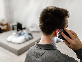 Oft ist die Neugier größer als die Vernunft: Immer wieder werden Menschen Opfer sogenannter Ping-Anrufe: Die Betrüger lassen es nur kurz klingeln und hoffen dann darauf, dass der Angerufene zurückruft - das kann allerdings schnell teuer werden. Markus Scholz, dpa