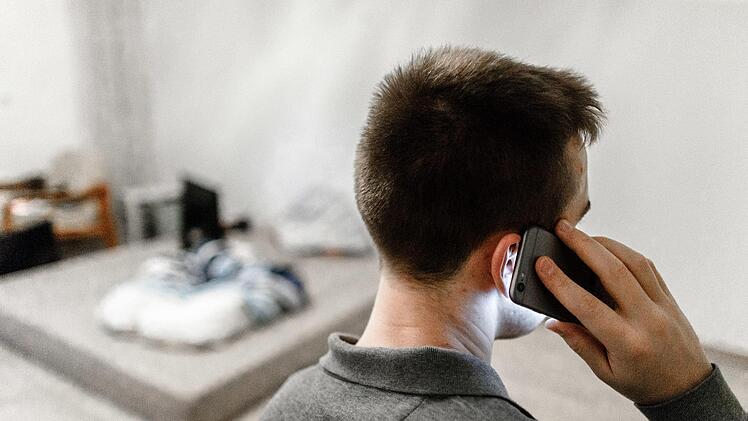 Oft ist die Neugier größer als die Vernunft: Immer wieder werden Menschen Opfer sogenannter Ping-Anrufe: Die Betrüger lassen es nur kurz klingeln und hoffen dann darauf, dass der Angerufene zurückruft - das kann allerdings schnell teuer werden. Markus Scholz, dpa