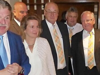 Landrat Klaus Peter Söllner (vorne, links) würdigte nach den musikalischen Glückwünschen des Bürgermeisterchors die aufopferungsvolle Arbeit und außerordentlichen Verdienste des Ludwigschorgaster Altbürgermeisters und Ehrenbürgers Fred Popp. Mit im Bild (von links) Günther Hübner, Ralf Holzmann, Doris Leithner-Bisani, Dieter Adam, Gerhard Schneider, Dieter Oertel, Heinz Burges und Franz Schrepfer Foto: Klaus-Peter Wulf