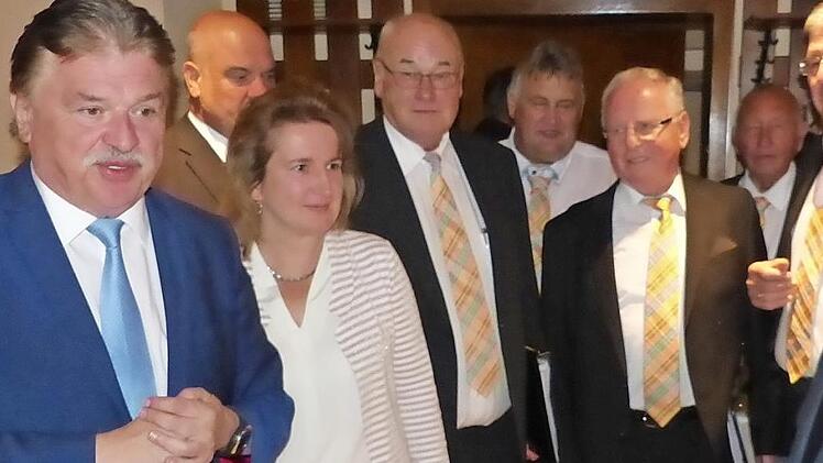 Landrat Klaus Peter Söllner (vorne, links) würdigte nach den musikalischen Glückwünschen des Bürgermeisterchors die aufopferungsvolle Arbeit und außerordentlichen Verdienste des Ludwigschorgaster Altbürgermeisters und Ehrenbürgers Fred Popp. Mit im Bild (von links) Günther Hübner, Ralf Holzmann, Doris Leithner-Bisani, Dieter Adam, Gerhard Schneider, Dieter Oertel, Heinz Burges und Franz Schrepfer Foto: Klaus-Peter Wulf