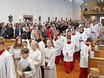 Mit einem feierlichen Einzug der Ministranten aus allen Pfarreien des neuen Seelsorgebereichs "Bamberger Osten" und des hauptamtlichen Pastoralteams begann der Eröffnungsgottesdienst in St. Kunigund. Foto: Marion Krüger-Hundrup