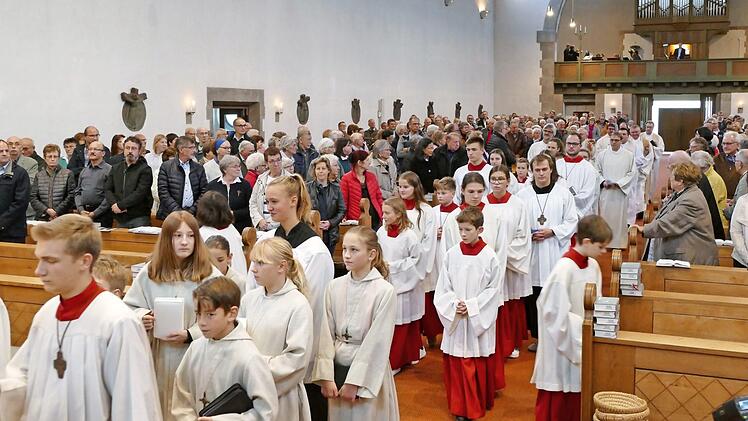 Mit einem feierlichen Einzug der Ministranten aus allen Pfarreien des neuen Seelsorgebereichs "Bamberger Osten" und des hauptamtlichen Pastoralteams begann der Eröffnungsgottesdienst in St. Kunigund. Foto: Marion Krüger-Hundrup