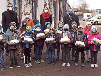 Erzieherin Anna-Maria Reuter und Rektorin Ute Donhauser (hinten 2. u. 3. v. links) sowie natürlich die Kinder bedankten sich herzlich bei den Vertretern des Lions Clubs, dem Präsidenten Walter Mackert (hinten rechts) und dem Schatzmeister Karlheinz Wirth (hinten links), für die Sachspenden und die Einladung zur Theateraufführung. Foto: Alfred Thieret