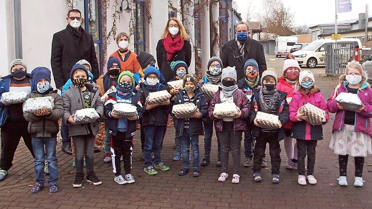Erzieherin Anna-Maria Reuter und Rektorin Ute Donhauser (hinten 2. u. 3. v. links) sowie natürlich die Kinder bedankten sich herzlich bei den Vertretern des Lions Clubs, dem Präsidenten Walter Mackert (hinten rechts) und dem Schatzmeister Karlheinz Wirth (hinten links), für die Sachspenden und die Einladung zur Theateraufführung. Foto: Alfred Thieret