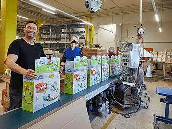 "Made in Germany" stehe vor allem zu Weihnachten bei den Käufern hoch im Kurs, sagen Vertreter von Haba und anderen Spielzeugherstellern der Region. Bei Haba wird vieles vor Ort gefertigt, verpackt und versandt.