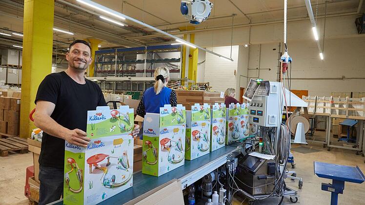 "Made in Germany" stehe vor allem zu Weihnachten bei den Käufern hoch im Kurs, sagen Vertreter von Haba und anderen Spielzeugherstellern der Region. Bei Haba wird vieles vor Ort gefertigt, verpackt und versandt.