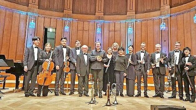 Matthias Höfs begeisterte zusammen mit der Staatsbad Philharmonie.