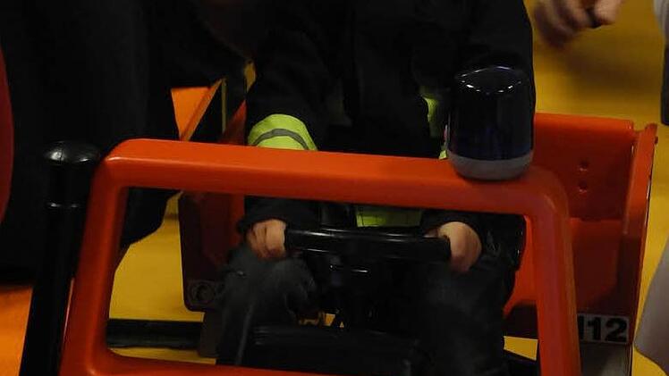 Die Freiwillige Feuerwehr Naisa spendierte dem neuen Kindergarten ein Fahrzeug für den spielerischen Einsatz.