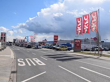Viel Verkehr, viele Werbefahnen, wenig Laub. Die Frage ist, ob Funktionalität alleine die Zukunft des Gewerbegebietes sichern kann. (Foto: Ronald Rinklef)