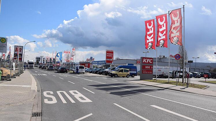 Viel Verkehr, viele Werbefahnen, wenig Laub. Die Frage ist, ob Funktionalität alleine die Zukunft des Gewerbegebietes sichern kann. (Foto: Ronald Rinklef)