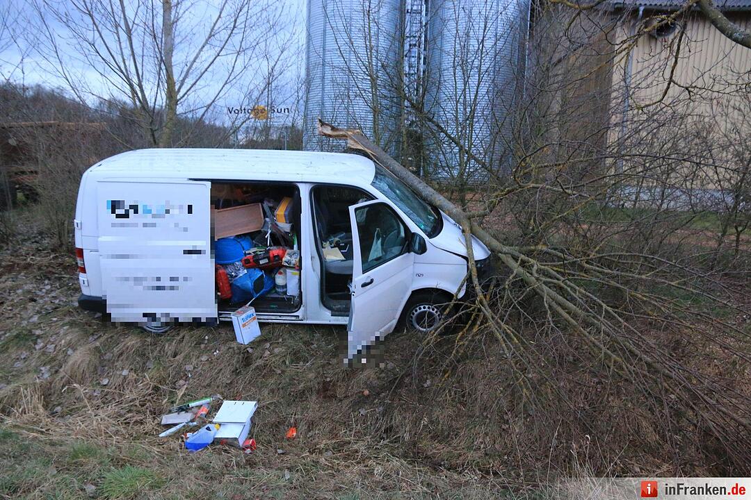 B279: Kleintransporter prallt gegen Baum