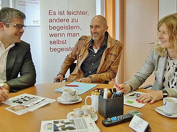 Sie arbeiten zusammen: BRK-Kreisgeschäftsführer Thomas Stadler (von links) im Gespräch mit den Schulleitern Karl-Heinz Deublein und Sonja Then. Ziel ist es, dem aggressiven Verhalten einzelner Schüler entgegenzuwirken. Foto: Sigismund von Dobschütz