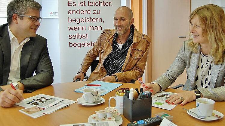 Sie arbeiten zusammen: BRK-Kreisgeschäftsführer Thomas Stadler (von links) im Gespräch mit den Schulleitern Karl-Heinz Deublein und Sonja Then. Ziel ist es, dem aggressiven Verhalten einzelner Schüler entgegenzuwirken. Foto: Sigismund von Dobschütz