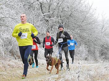 Ein Exot führt diese Gruppe an: Aus Wales stammt Kelsham Hanna (links), der Gesamt-13. wurde. Mit Hund zum Fuschter Silvesterlauf gekommen war Egon Schmidt aus Hassenbach. Verdeckt im Bild: Frauen-Gesamtsiegerin Anna Roth (123) vom TV/DJK Hammelburg. Foto: ssp
