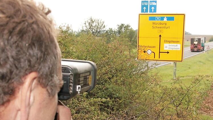 Auch heuer wieder ein Schwerpunkt bei den Messungen: Lothar Manger von der Bad Kissinger Polizei misst an der ehemaligen B19 in Richtung der Rottershäuser Kreuzung.  Fotos: Benedikt Borst/Paul Ziegler/ Archiv