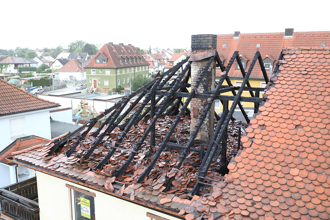 Hocher Schaden bei Brand in zwei Doppelhaushälften in Roth