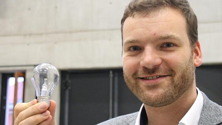 Markus Neufeld, Chef der Creapolis, mit einer 100-Watt-Glühbirne.