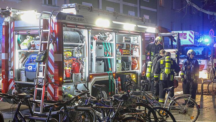 Die Nürnberger Feuerwehr rettete am Mittwochabend bei einem Einsatz im Hummelsteiner Weg eine Frau, in deren Haus ein Brand ausgebrochen war. Foto: NEWS5 / Friedrich