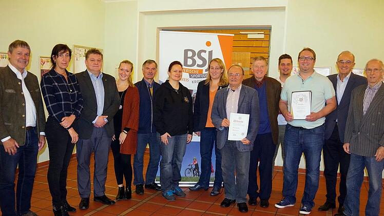 Der neue BSJ-Kreisvorstand mit der neuen Vorsitzenden Stefanie Regel (Sechste von links), Ehrengästen sowie den Geehrten Christian Engelhardt (Dritter von rechts) und Roland Münch (Sechster von rechts)