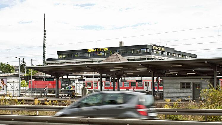 Blick über die Stadtautobahn und den Bahnhof zum Firmensitz der HUK CoburgJochen Berger
