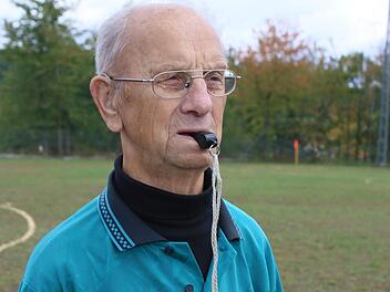 Mehr als 1700 Spiele hat Alfred Mennel in 58 Jahren als Schiedsrichter gepfiffen. Foto: Ralf Naumann