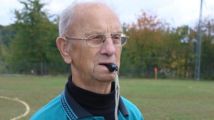 Mehr als 1700 Spiele hat Alfred Mennel in 58 Jahren als Schiedsrichter gepfiffen. Foto: Ralf Naumann