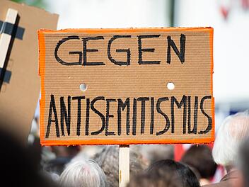 Die Zahl der antisemitisch motivierten Straftaten steigt auch in Unterfranken weiter. Die Polizei hat jetzt Zahlen vorgelegt.