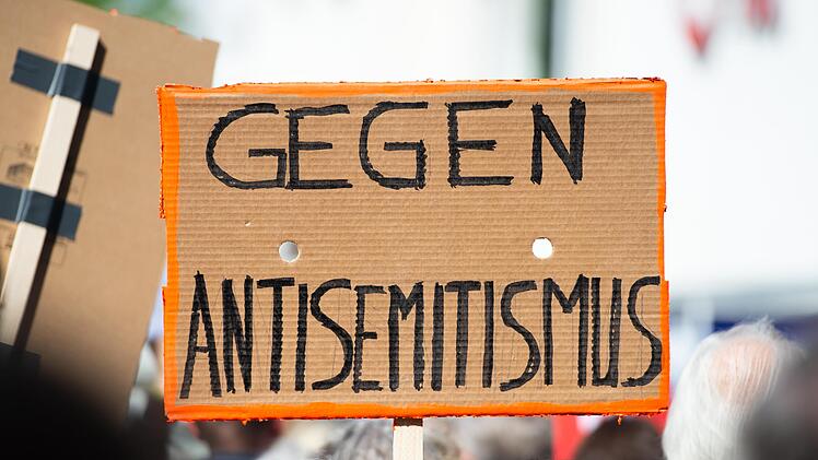 Die Zahl der antisemitisch motivierten Straftaten steigt auch in Unterfranken weiter. Die Polizei hat jetzt Zahlen vorgelegt.
