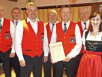 Zum Ehrenmitglied wurde Jürgen Braunersreuther (vorne mit Urkunde) ernannt. Dazu gratulierten (von links) Kassier Michael Weber, Dirigent Rainer Streit, Vorsitzender Marco Heuschmann, Zweiter Vorsitzender Jürgen Friedrich, Schriftführer Armin Hel...