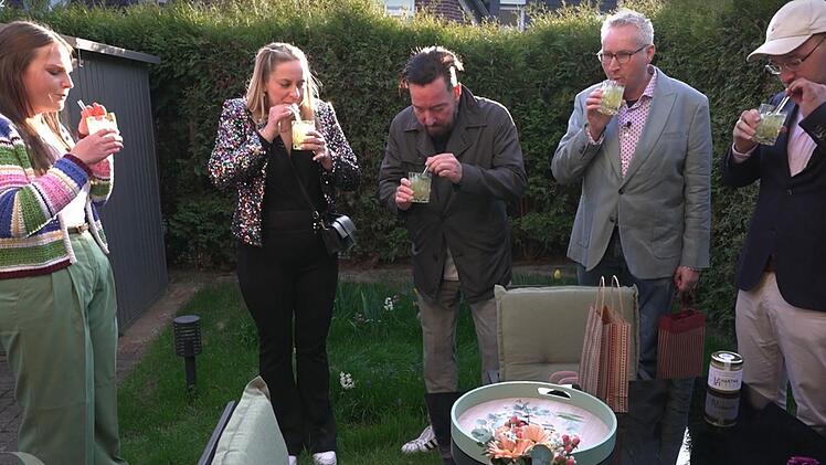 Die Krefelder Gourmets genießen den Aperitif in Caros Garten.