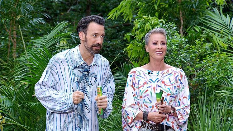 Jan K&ouml;ppen und Sonja Zietlow verk&uuml;nden, dass niemand das Camp verlasen muss.