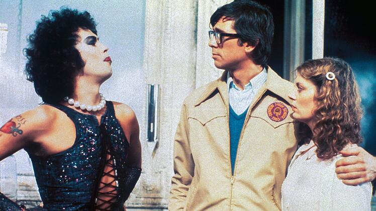 Das junge Liebespaar Brad (Barry Bostwick, Mitte) und Janet (Susan Sarandon) fl&uuml;chten sich w&auml;hrend eines Unwetters ins Anwesen des exzentrischen Doktors (Tim Curry).