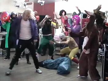 Es shaken: Theresa Richard, Chin Yodyengyong, Ann-Katrin Soldner, Pascal Umlauf, Marc Gutjahr, Sebastian Gutjahr, Jamie Gruppenbach und mehrere Kunden. Screenshot: YouTube