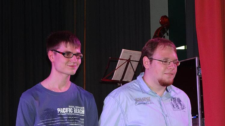 Sie haben angepackt: Maximilian Heinl und Max Dicker wurden vom Elternbeirat der Mittelschule für ihr Engagement außerhalb des Unterrichts geehrt.