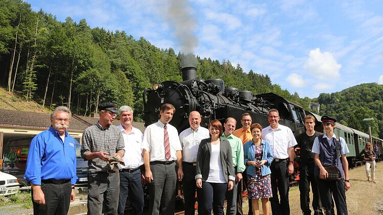 Macht sich gut. Besonders im Wahlkampf. Gruppenbild mit Dampfross.
