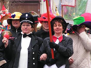 Polizeidiener Minka Macek (vorne von links) holt Marga Tremer (2. Bürgermeister), Elisabeth Ollmann (hinten von links), Manuela Metz und Martina Eyrich (vorherige Amtsinhaberinnen) ab. Foto: Halbig