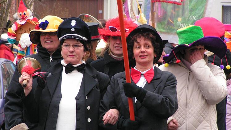 Polizeidiener Minka Macek (vorne von links) holt Marga Tremer (2. Bürgermeister), Elisabeth Ollmann (hinten von links), Manuela Metz und Martina Eyrich (vorherige Amtsinhaberinnen) ab. Foto: Halbig