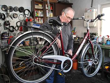 Georg Hempfling in seiner Werkstatt. Foto: Matthias Beetz