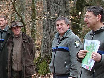 Im Wald bei Maria Bildhausen fand die regionale Auftaktveranstaltung für die Erstellung des "forstlichen Gutachtens zur Situation der Waldverjüngung 2015" statt. Zahlreiche Jagdvorstände, Jagdgenossen, Eigenjagdbesitzer, Revierinhaber und Vertreter der unteren Jagdbehörde waren gekommen. Foto: Dieter Britz