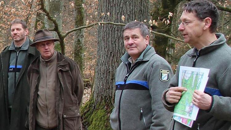 Im Wald bei Maria Bildhausen fand die regionale Auftaktveranstaltung für die Erstellung des "forstlichen Gutachtens zur Situation der Waldverjüngung 2015" statt. Zahlreiche Jagdvorstände, Jagdgenossen, Eigenjagdbesitzer, Revierinhaber und Vertreter der unteren Jagdbehörde waren gekommen. Foto: Dieter Britz